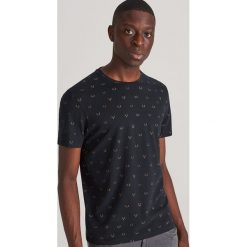 T-shirt z mikroprintem - Czarny. Czarne t-shirty męskie Reserved, xl, bez wzorów, bez kołnierzyka. Za 49,99 zł.