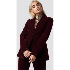 NA-KD Party Dopasowana marynarka z aksamitu - Red. Czerwone marynarki i żakiety damskie marki NA-KD Party, z elastanu. Za 242,95 zł.