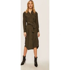 Tommy Hilfiger - Sukienka. Zielone sukienki damskie TOMMY HILFIGER, na co dzień, bez wzorów, z wiskozy, casualowe, bez kołnierzyka, z długim rękawem, długie, maxi, proste. W wyprzedaży za 569,90 zł.