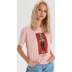 Koszulka We are creators - Różowy. Różowe koszulki damskie Cropp, s, bez wzorów, bez kołnierzyka, bez rękawów. Za 39,99 zł.
