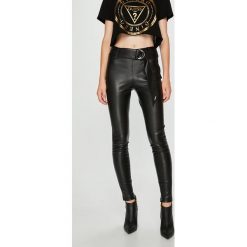 Guess Jeans - Spodnie Eve. Czarne jeansy damskie Guess Jeans, s, w paski, z jeansu, casualowe. W wyprzedaży za 299,90 zł.
