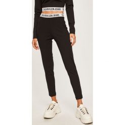 Calvin Klein Jeans - Spodnie. Czarne spodnie damskie Calvin Klein Jeans, s, bez wzorów, z elastanu, casualowe. Za 299,90 zł.