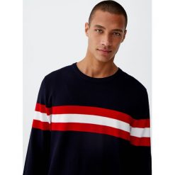 Dzianinowy sweter o wypukłej fakturze z kontrastowym pasem. Zielone swetry klasyczne męskie Pull&Bear, m, z dzianiny, z kontrastowym kołnierzykiem. Za 99,90 zł.