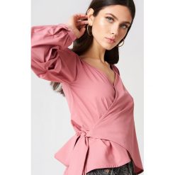 NA-KD Koszula odsłaniająca ramiona - Pink. Różowe koszule damskie NA-KD, bez wzorów, z poliesteru, bez kołnierzyka, z długim rękawem. Za 121,95 zł.