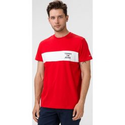 Tommy Jeans Koszulka Czerwony. Czerwone podkoszulki męskie Tommy Jeans, xxl, z nadrukiem, z bawełny, z krótkim rękawem. Za 135,95 zł.