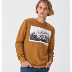 Bluza z nadrukiem - Brązowy. Pomarańczowe bluzy męskie House, s, z nadrukiem, bez kołnierzyka, bez rękawów, bez kaptura. Za 79,99 zł.