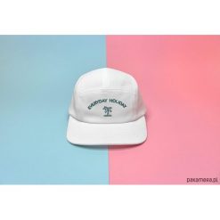 Czapka „Classic White”. Białe czapki damskie marki Pakamera, z haftami, z bawełny. Za 89,00 zł.
