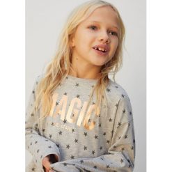 Mango Kids - Longsleeve dziecięcy Sky 110-164 cm. Szare bluzki dziewczęce Mango Kids, bez wzorów, z bawełny, z okrągłym kołnierzem, z krótkim rękawem, krótkie, bez kaptura. Za 45,90 zł.