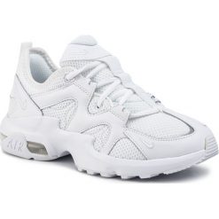 Buty NIKE - Air Max Gravition AT4404 100 White/White. Białe półbuty damskie Nike, bez wzorów, ze skóry ekologicznej, bez obcasa, na płaskiej podeszwie, bez zapięcia. W wyprzedaży za 319,00 zł.
