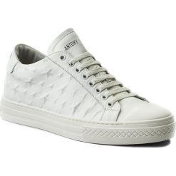 Sneakersy ANTONY MORATO - MMFW00906/LE300043 White 1000. Białe półbuty męskie Antony Morato, na co dzień, bez wzorów, ze skóry, klasyczne, bez zapięcia. W wyprzedaży za 479,00 zł.