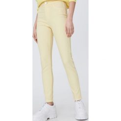 Spodnie skinny fit - Żółty. Żółte spodnie damskie Sinsay, bez wzorów. W wyprzedaży za 25,99 zł.