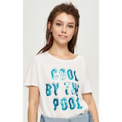 T-shirty damskie: T-shirt cool by the pool – Biały