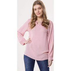 Różowa Bluzka By Preference. Różowe koszule damskie Born2be, m, z aplikacjami, bez kołnierzyka, z długim rękawem. Za 34,99 zł.