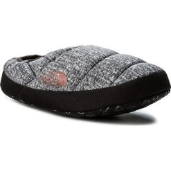 Kapcie THE NORTH FACE - Nse Tent Mule III T0AWMGYVF-M Phtgyhpt/Ktchrd. Szare kapcie męskie marki The North Face, z gumy. W wyprzedaży za 149,00 zł.