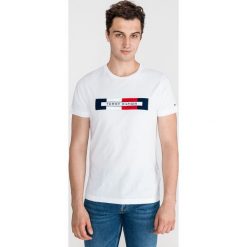 Tommy Hilfiger Koszulka Biały. Białe podkoszulki męskie TOMMY HILFIGER, l, z nadrukiem, z bawełny, bez kołnierzyka, krótkie. Za 219,95 zł.