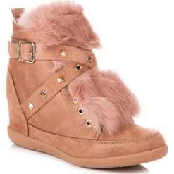 Sneakersy z futerkiem LILLIAN. Sneakersy damskie KYLIE, z zamszu. W wyprzedaży za 112,90 zł.