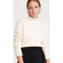 Sweter z domieszką alpaki - Kremowy. Białe swetry damskie Reserved, s. W wyprzedaży za 29,99 zł.
