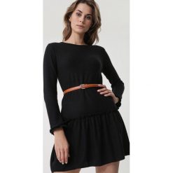 Czarna Sukienka Wissinoming. Czarne sukienki damskie Born2be, s, w paski, z dzianiny, z okrągłym kołnierzem, mini. Za 89,99 zł.