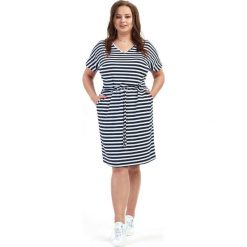 Sukienka z trokami Iza w granatowe paski XXL OVERSIZE LATO. Białe sukienki damskie Moda Size Plus Iwanek, na lato, xxl, w paski, z dzianiny, sportowe, bez kołnierzyka, bez rękawów, sportowe. Za 139,90 zł.