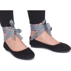 Czarne balerinki z kokardką Acro. Czarne baleriny damskie ButyModne, z aplikacjami, eleganckie, bez obcasa. Za 59,00 zł.