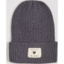 Czapka beanie z naszywką - Szary. Szare czapki damskie Sinsay, z aplikacjami. W wyprzedaży za 7,99 zł.