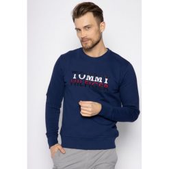 Bluza TOMMY HILFIGER Logo MW0MW12874. Czerwone bluzy męskie TOMMY HILFIGER, m, bez wzorów, z bawełny, bez kołnierzyka, bez rękawów, bez kaptura. Za 499,00 zł.