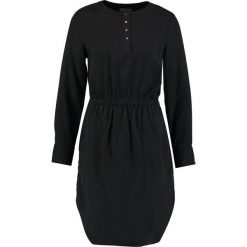 Calvin Klein Jeans DARCY DRESS Sukienka koszulowa black beauty. Czarne sukienki Calvin Klein Jeans, xs, z jeansu, z koszulowym kołnierzykiem, koszulowe. W wyprzedaży za 359,20 zł.