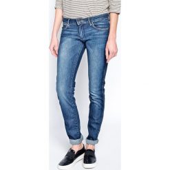 Wrangler - Jeansy Courtney. Niebieskie jeansy damskie Wrangler, z aplikacjami, z elastanu, z obniżonym stanem. Za 299,90 zł.