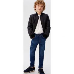 Mango Kids - Jeansy dziecięce Comfy 110-164 cm. Niebieskie spodnie chłopięce Mango Kids, bez wzorów, z elastanu. Za 89,90 zł.