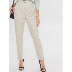 Spodnie carrot fit z lyocellem - Kremowy. Białe spodnie damskie Mohito, bez wzorów, z lyocellu. Za 139,99 zł.