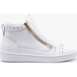 Guess Jeans - Buty. Białe buty sportowe damskie Guess Jeans, z aplikacjami, z jeansu, sportowe. W wyprzedaży za 359,90 zł.