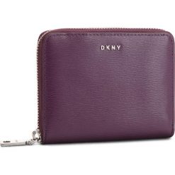 Duży Portfel Damski DKNY - Bryant Sm Zip Around R8313656 Brinjal B7J. Fioletowe portfele damskie DKNY, bez wzorów, ze skóry. W wyprzedaży za 289,00 zł.