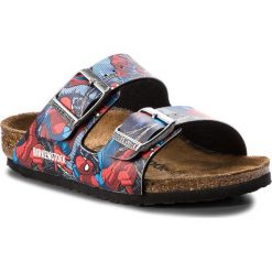Klapki BIRKENSTOCK - Arizona Kids 1004372 Spiderman Action Blue. Niebieskie sandały chłopięce Birkenstock, ze skóry ekologicznej, bez zapięcia. W wyprzedaży za 179,00 zł.