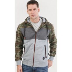 Jasnoszara Bluza Cahrnys. Szare bluzy męskie Born2be, s, bez wzorów, bez kołnierzyka, bez rękawów, bez kaptura. Za 69,99 zł.