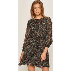 Pepe Jeans - Sukienka Candela. Sukienki damskie Pepe Jeans, na co dzień, s, w kwiaty, z poliesteru, casualowe, z okrągłym kołnierzem, z długim rękawem, długie, mini, rozkloszowane. W wyprzedaży za 299,90 zł.