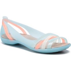 Sandały CROCS - Isabella Huarache 2 Flat 2 204912 Ice Blue/Platinum. Różowe klapki damskie Crocs, bez wzorów, z tworzywa sztucznego, bez obcasa. W wyprzedaży za 179,00 zł.