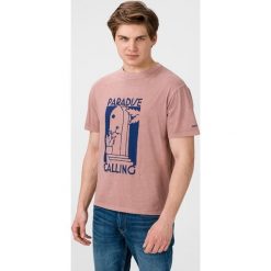 Pepe Jeans Justin Koszulka Różowy. Różowe podkoszulki męskie Pepe Jeans, xl, z nadrukiem, z bawełny, z krótkim rękawem. Za 175,95 zł.