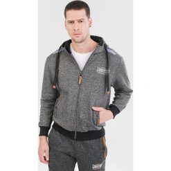 Czarna Bluza Sharaith. Czarne bluzy męskie Born2be, xl, bez wzorów, bez kołnierzyka, bez rękawów, bez kaptura. Za 59,99 zł.