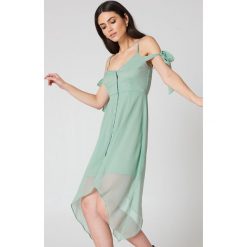 NA-KD Boho Sukienka midi z wiązaniem - Green. Zielone sukienki damskie marki NA-KD Boho, bez wzorów, boho, z asymetrycznym kołnierzem, bez rękawów, midi, asymetryczne. W wyprzedaży za 30,28 zł.