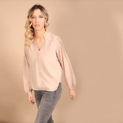 Bluzka w kolorze beżowym. Białe bluzki damskie Chattawak, l, bez wzorów, klasyczne, ze stójką, bez rękawów. W wyprzedaży za 94,95 zł.