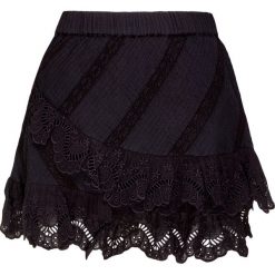 Spódnica LOVESHACKFANCY EMMA. Czarne spódniczki damskie LoveShackFancy, na lato, w koronkowe wzory, z bawełny, asymetryczne. W wyprzedaży za 1345,00 zł.