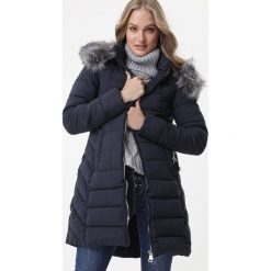 Granatowa Kurtka Tyseley. Niebieskie kurtki damskie Born2be, na zimę, s, z aplikacjami, z tkaniny, eleganckie, z kapturem. Za 239,99 zł.