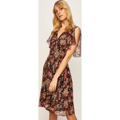 Trussardi Jeans - Sukienka. Czarne sukienki damskie Trussardi Jeans, na co dzień, bez wzorów, z poliesteru, z włoskim kołnierzykiem, z krótkim rękawem, krótkie, mini, proste. W wyprzedaży za 639,90 zł.