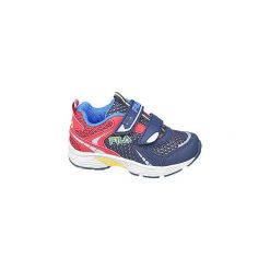 Granatowo-czerwone sneakersy chłopięce Fila zapinane na rzepy. Czerwone trampki chłopięce bez wzorów, z materiału, sportowe, na rzepy. Za 99,90 zł.