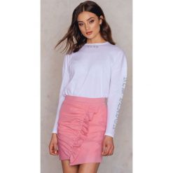 NA-KD Spódnica mini z falbanką - Pink. Różowe spódniczki damskie NA-KD, bez wzorów, z poliesteru, mini, asymetryczne. W wyprzedaży za 36,58 zł.