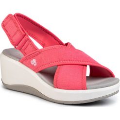 Sandały CLARKS - Step Cali Cove 261489274 Berry. Różowe klapki damskie Clarks, bez wzorów, z tworzywa sztucznego, bez obcasa, na obcasie. Za 299,00 zł.