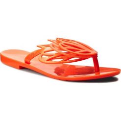 Japonki MELISSA - New Fly Ad 31898 Neon Orange 06716. Pomarańczowe klapki damskie Melissa, bez wzorów, z tworzywa sztucznego, bez obcasa, na obcasie. W wyprzedaży za 109,00 zł.
