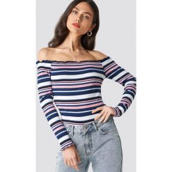 NA-KD Top z odkrytymi ramionami - Multicolor. Szare topy damskie NA-KD, bez wzorów, z materiału, bez kołnierzyka. Za 52,95 zł.