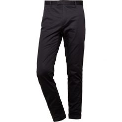 Filippa K LIAM SHARP Chinosy black. Czarne chinosy męskie Filippa K, z bawełny. W wyprzedaży za 501,75 zł.