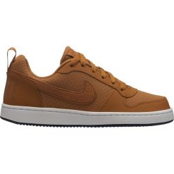 BUTY NIKE COURT BOROUGH LOW (GS). Pomarańczowe buty dziewczęce sportowe marki Nike, na zimę, bez wzorów, ze skóry, bez zapięcia, nike court. Za 159,99 zł.